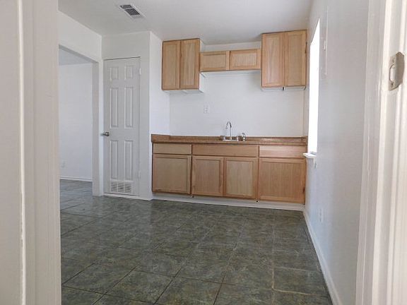 5th image of 504 E Monahans St
