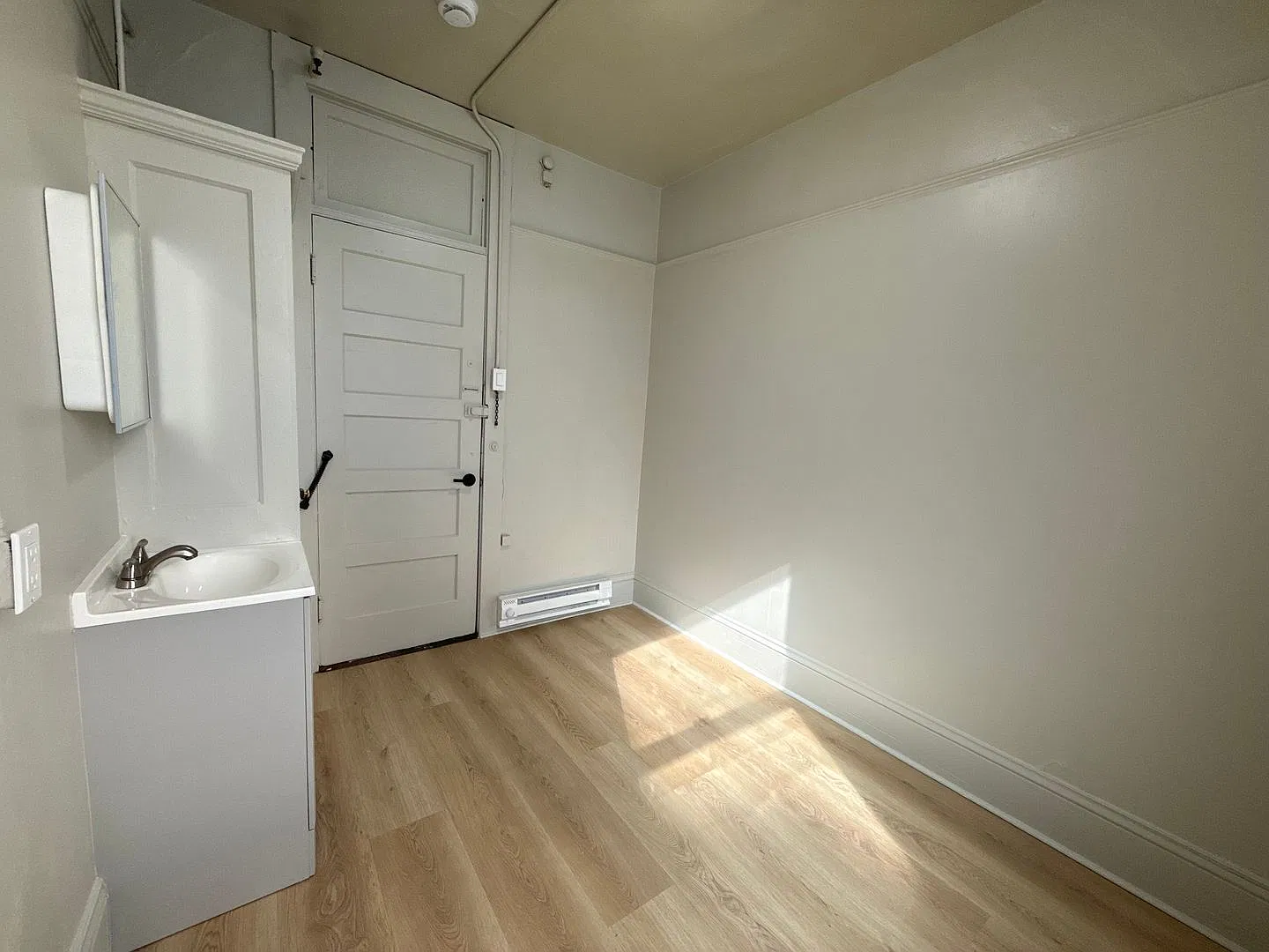 668 Clay St — Photo 4