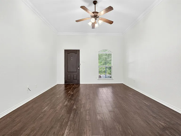 2153 Colby Ln — Photo 11