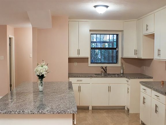 2nd image of 1016 Castle Heights Dr