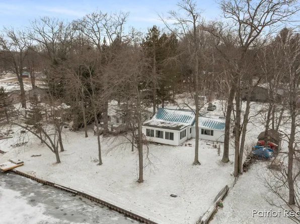 1122 S Woodland Dr, White Cloud, MI 49349