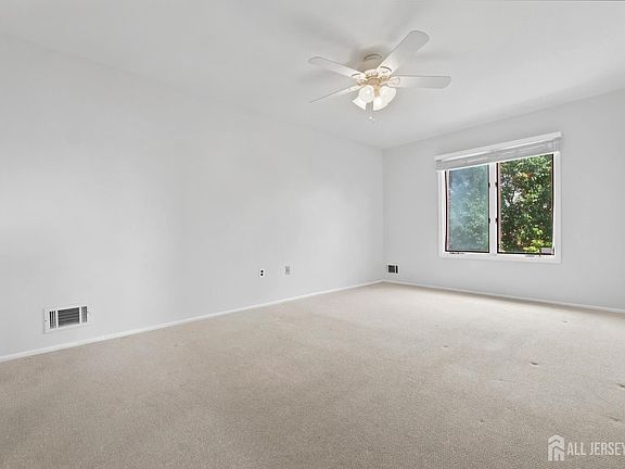 5th image of 103 Peach St