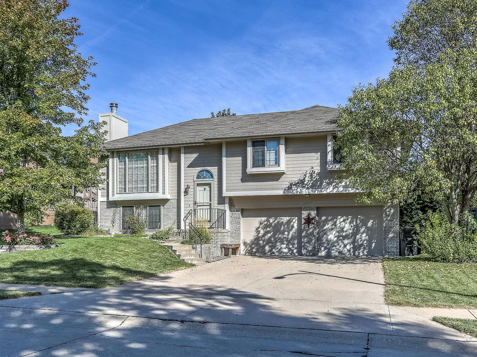 6834 Hillcrest Ln — Photo 1