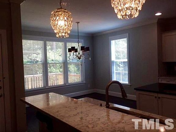 Large breakfast bar/eat-in