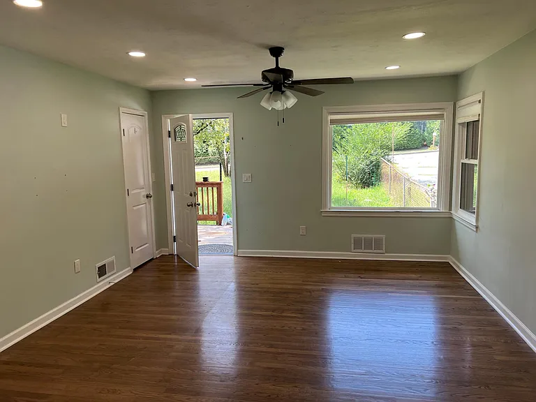 2932 Pineview St — Photo 2
