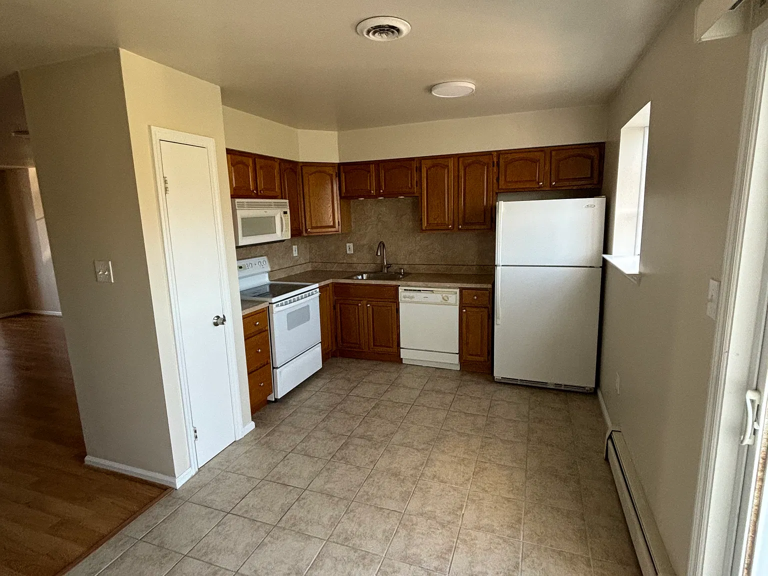 3 bed, 1.5 bath, 2000 sqft, $2,600 — Photo 4