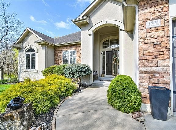 4th image of 1608 NW Hedgewood Dr