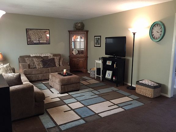 3rd image of 923 Parkridge Ct