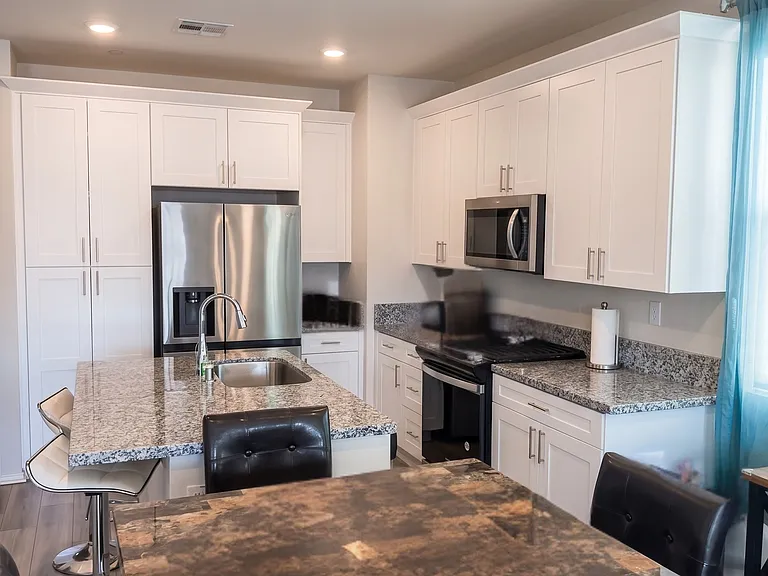 211 N Vincent Ave — Photo 18