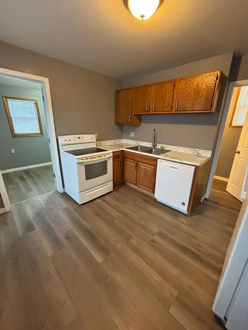 810 Cameron Ave — Photo 2