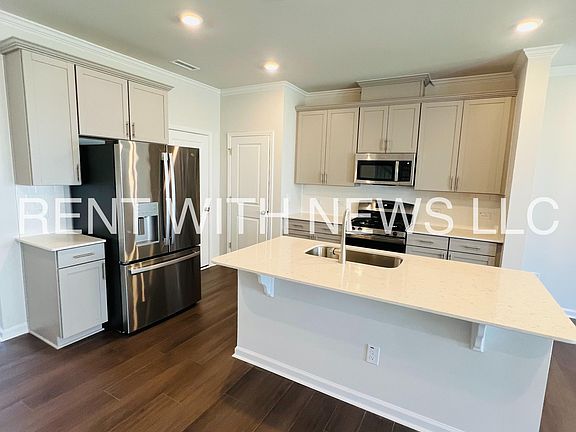 4th image of 255 Paramount Dr