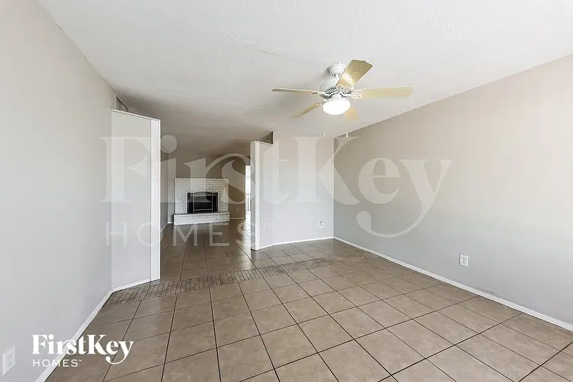 3 bed, 2.0 bath, 1902 sqft, $2,325 — Photo 2