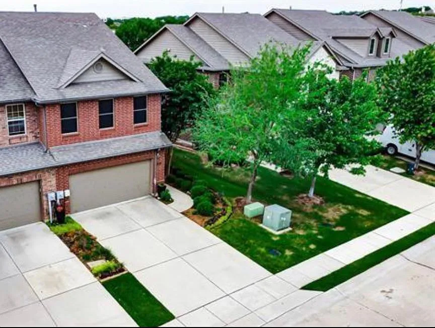 3 bed, 2.5 bath, 1980 sqft, $2,495 — Photo 2