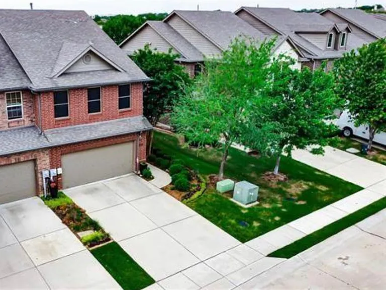460 Hunt Dr — Photo 2