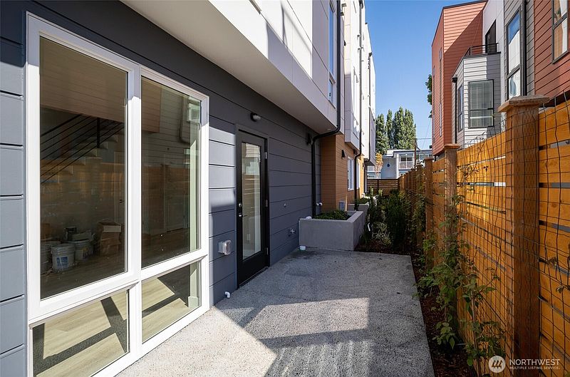 4th image of 527 S Cloverdale Street #D