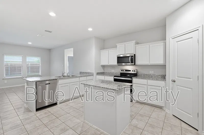 5 bed, 2.0 bath, 2010 sqft, $2,495 — Photo 3