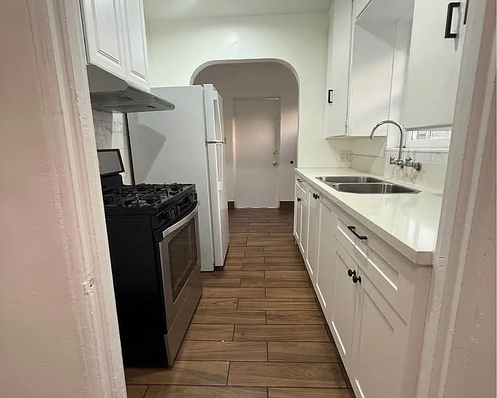 2444 Iowa Ave — Photo 20