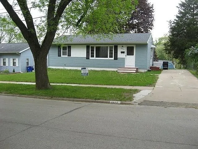 2033 Sharwood Dr NE — Photo 1