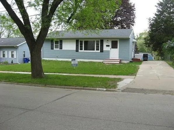 2033 Sharwood Dr NE, Cedar Rapids, IA 52402