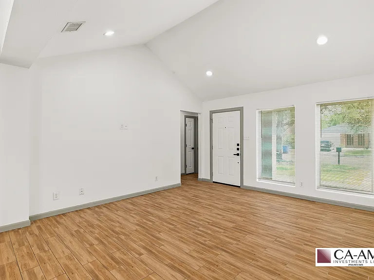 3605 Yucca Ave — Photo 2
