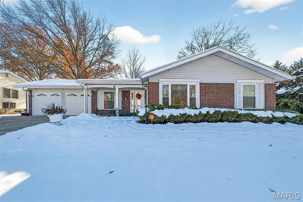 1860 Arrowpoint Dr photo 1