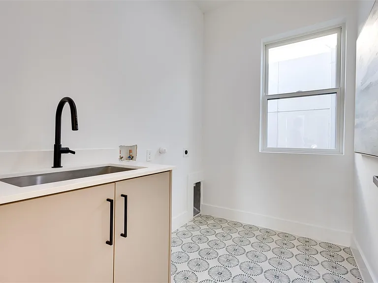 2336 N Carroll Ave — Photo 33