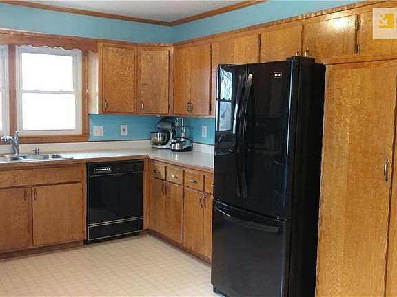 Huge kitchen with lots of cabinet and counter space!