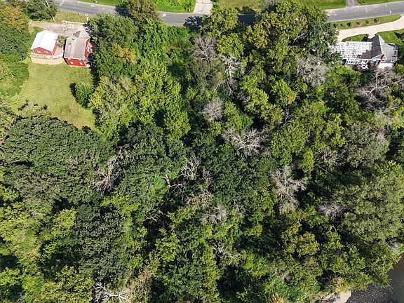 4th image of 2421 E River Rd NE