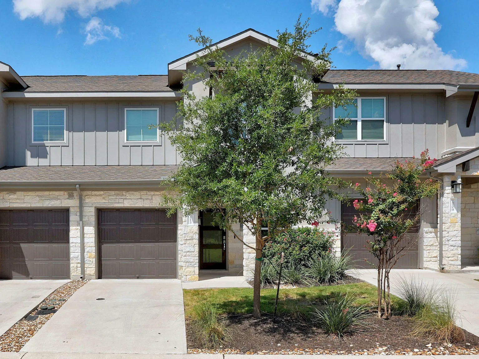3 bed, 2.5 bath, 1701 sqft, $2,050 — Photo 2