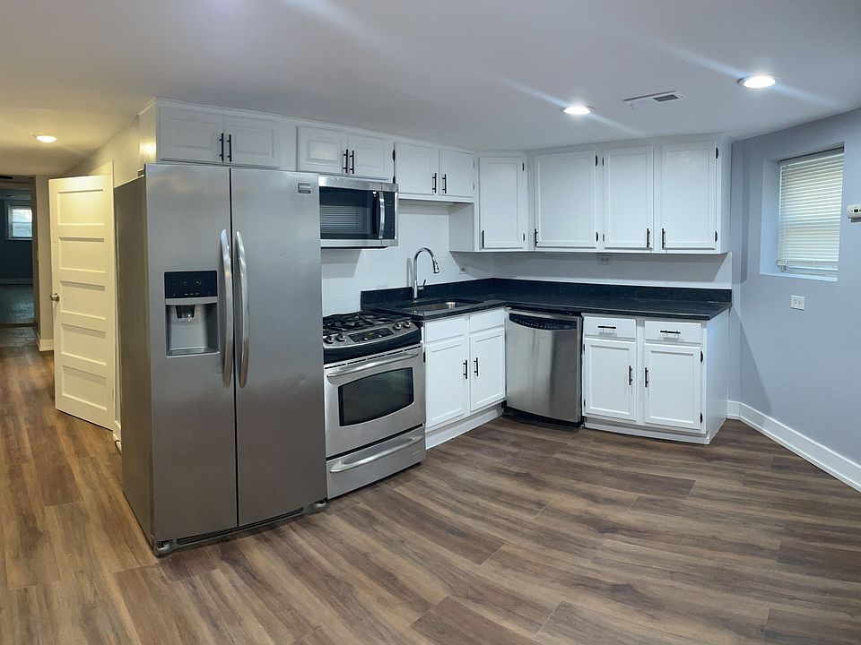 1st image of 5234 N Sawyer Ave #G