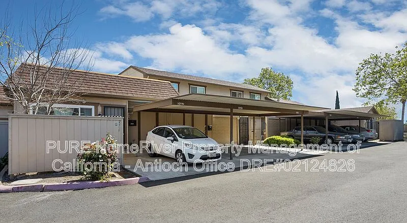 2 bed, 1.0 bath, 955 sqft, $2,200 — Photo 2