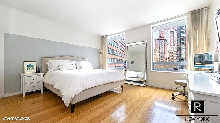 Sold by R New York | media 5