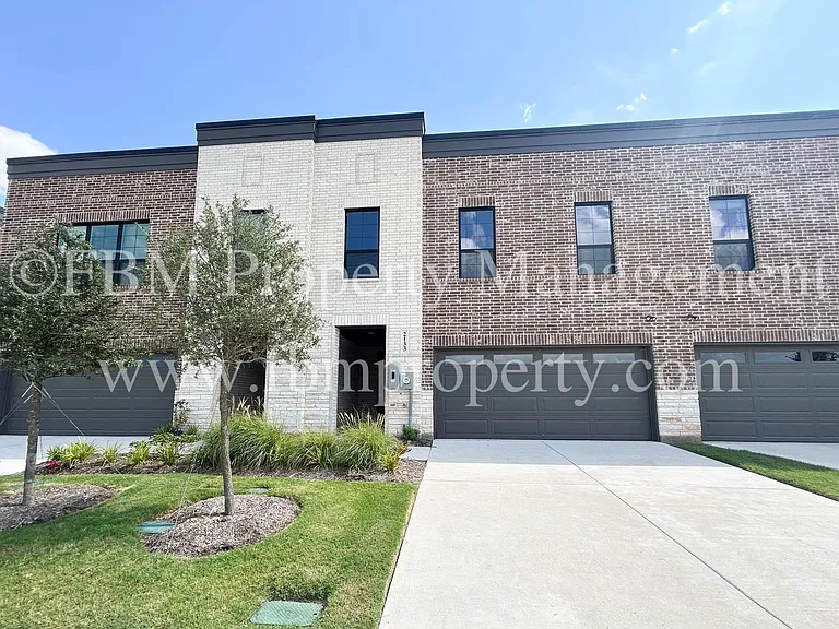 2133 Layla Dr — Photo 1