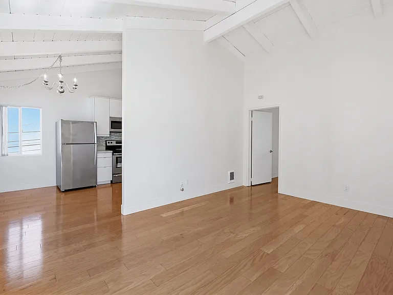 3733 Riviera Dr — Photo 32