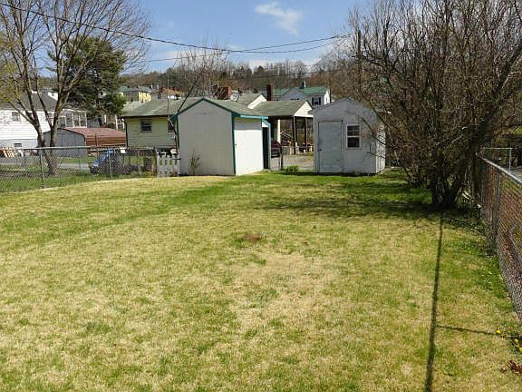 2nd image of 824 Brussels Ave