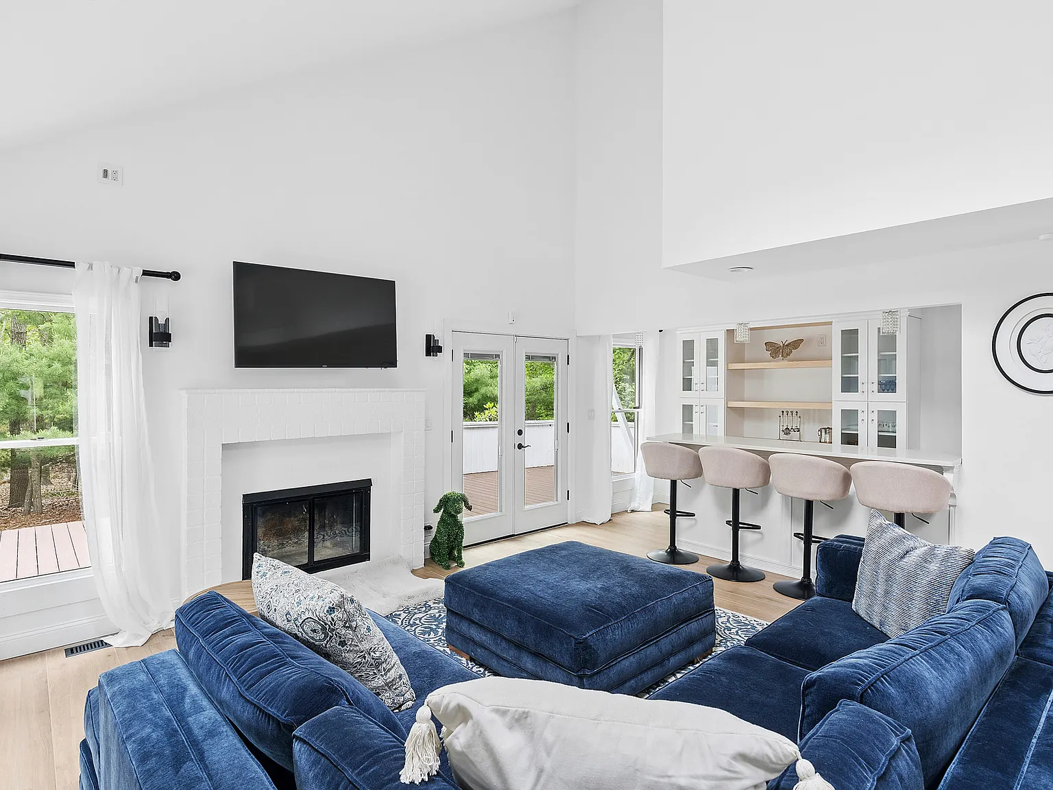 Contemporary Retreat Near Sammy's Beach — Photo 3