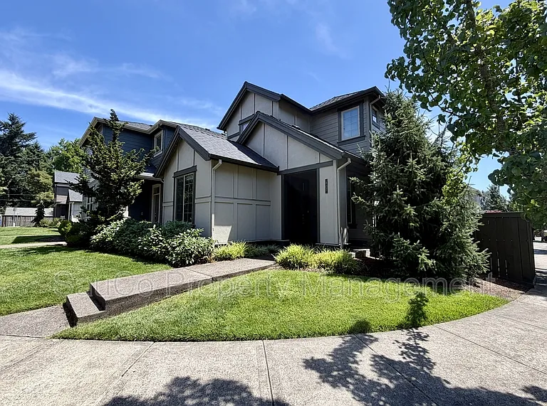 822 SE Bacarra St — Photo 1
