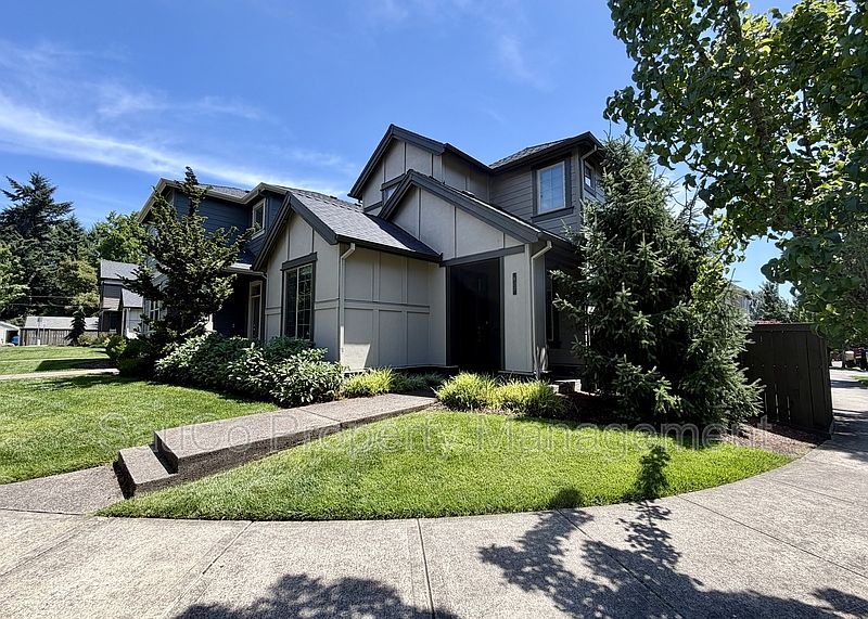 1st image of 822 SE Bacarra St