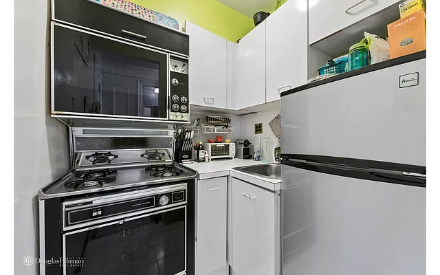 Rented by Douglas Elliman | media 17