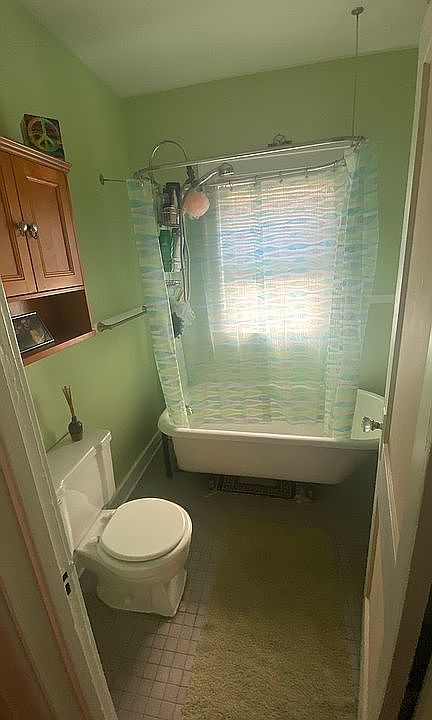 Bathroom between both rooms