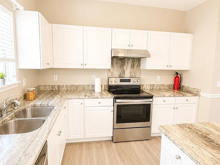 1525 Clarendon Way — Photo 8