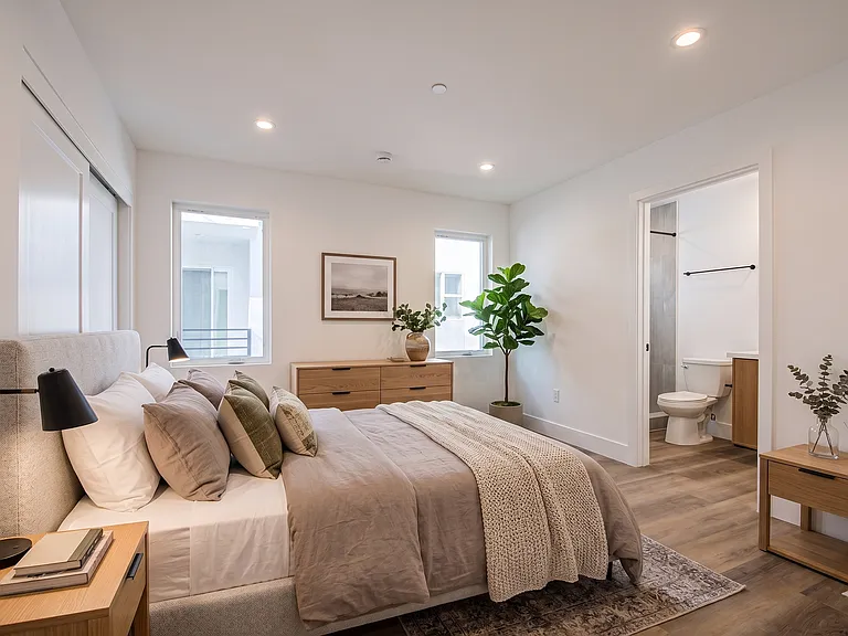 Luxury 3 & 4 Bed Townhomes a Short Walk to Topanga Village! — Photo 22