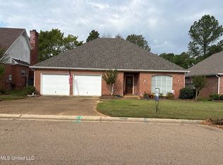 570 Spring Lake Dr, Pearl, MS 39208