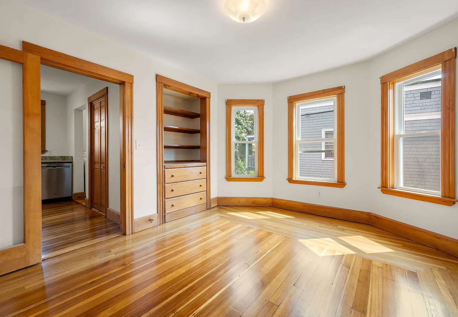 3 bed, 1.0 bath, 1100 sqft, $3,600 — Photo 2
