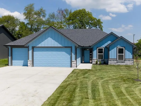 2715 Stoncreek Ave, Tonganoxie, KS 66086