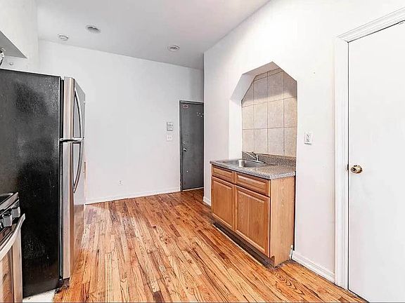 2nd image of 113 Graham Ave APT 2R