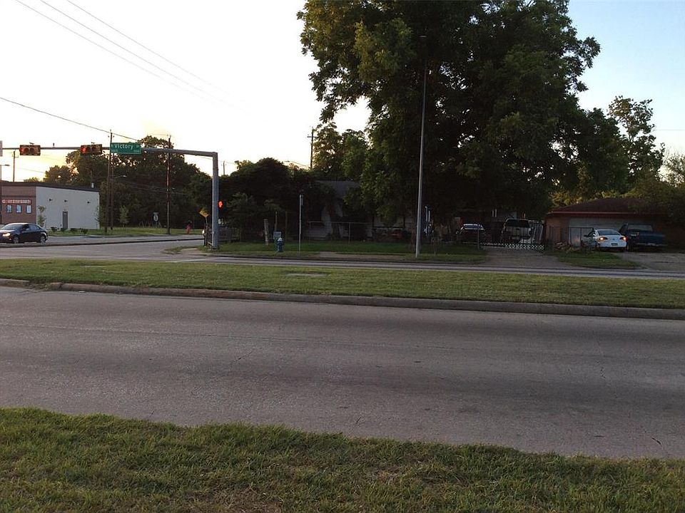 1st image of 1046 N Victory Dr