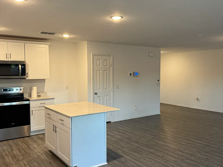 528 Lake Erie Dr — Photo 14