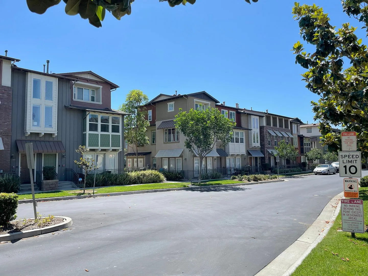 3 Bed + 3.5 Bath + Bonus Room in Tustin Field Townhome — Photo 1