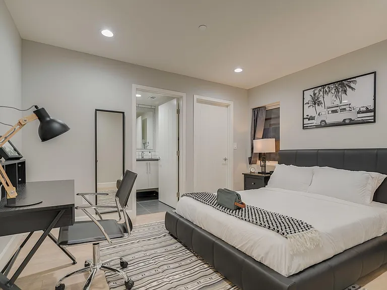 853 1/2 N McCadden Pl — Photo 14